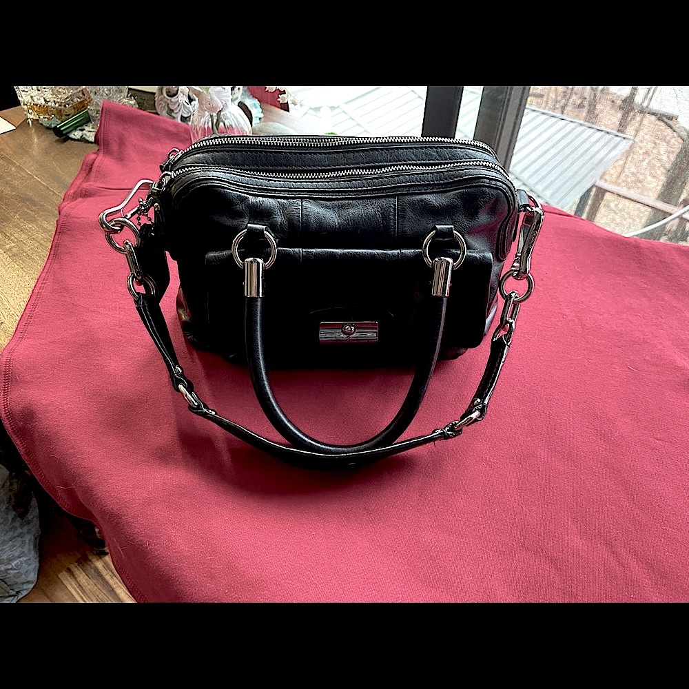 Coach beautiful leather bag with lots of space inside. Leather is very soft
